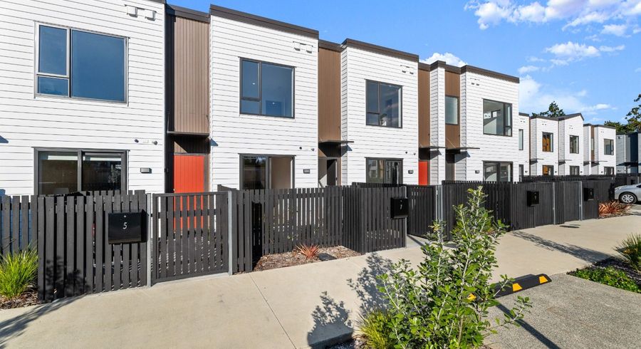  at 7 Isabella Lane, Henderson, Auckland