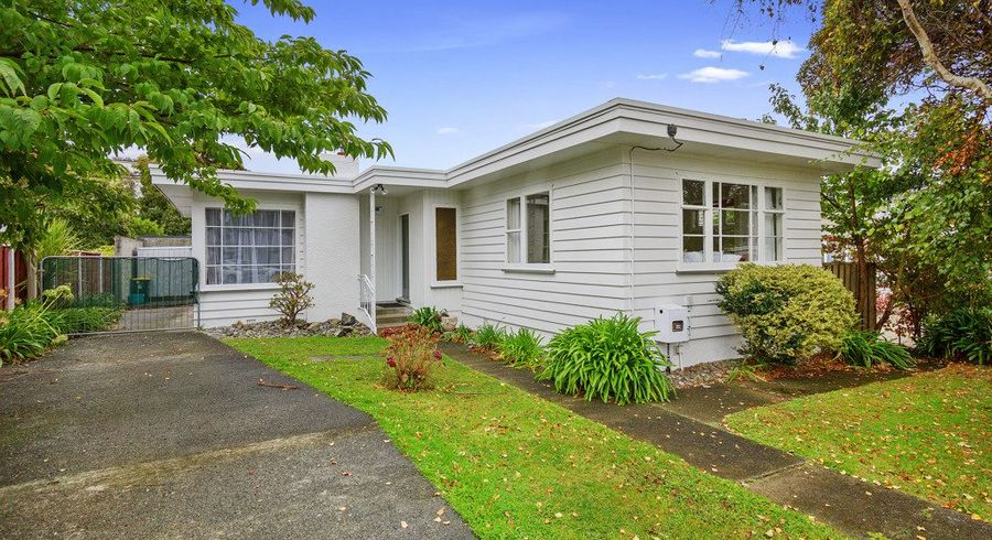  at 4 Lyndhurst Road, Tawa, Wellington