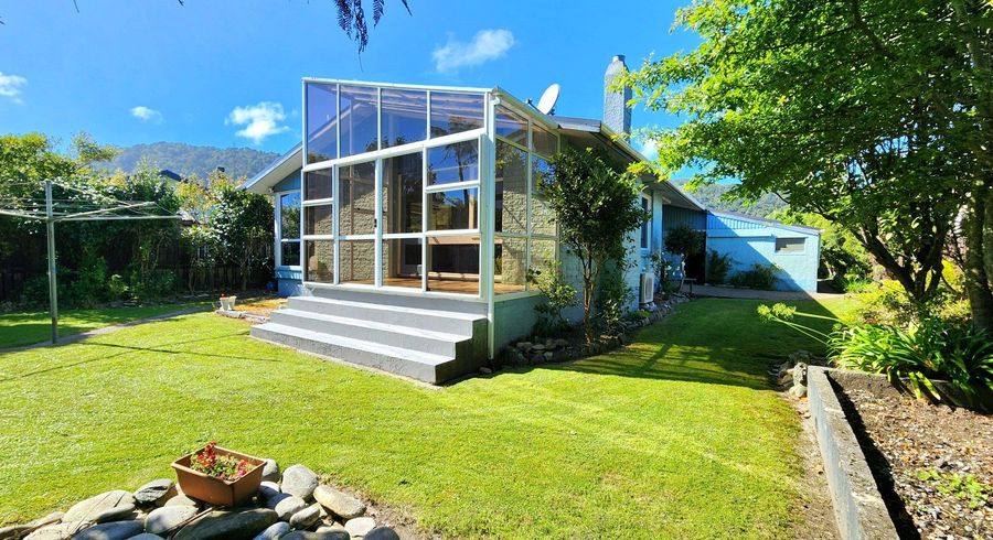  at 79 Hall Street, Cobden, Grey, West Coast