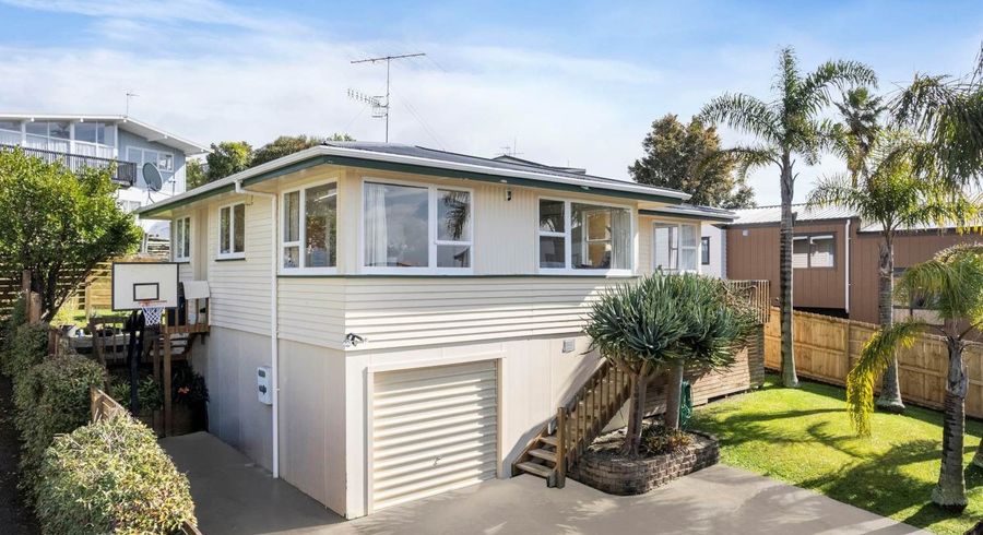  at 2/42 Bruce Road, Glenfield, Auckland