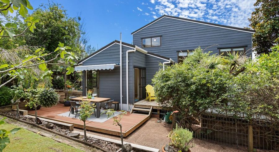  at 4 Milwaukee Place, Glendene, Waitakere City, Auckland