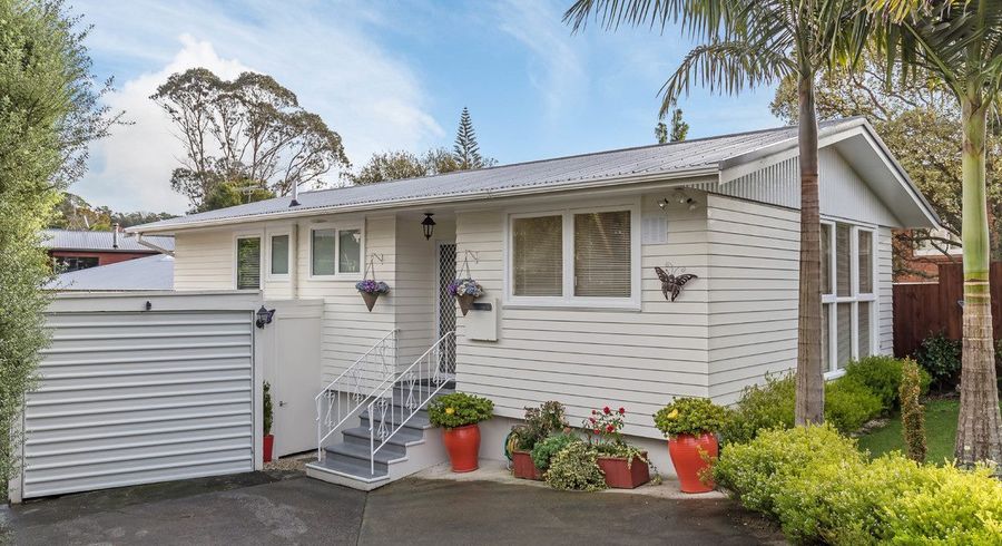  at 4 Battle Place, Glenfield, North Shore City, Auckland
