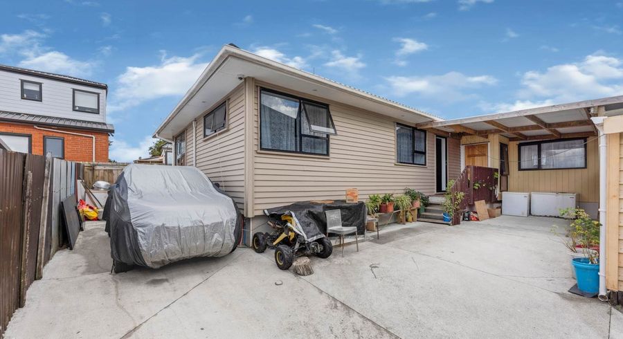  at 6 Caserta Place, Clover Park, Auckland