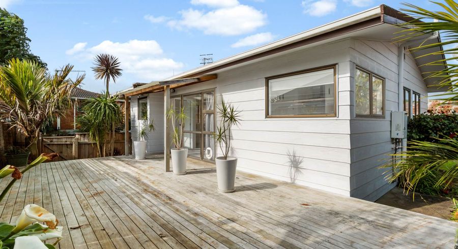  at 2/72 Onewa Road, Northcote Point, Auckland