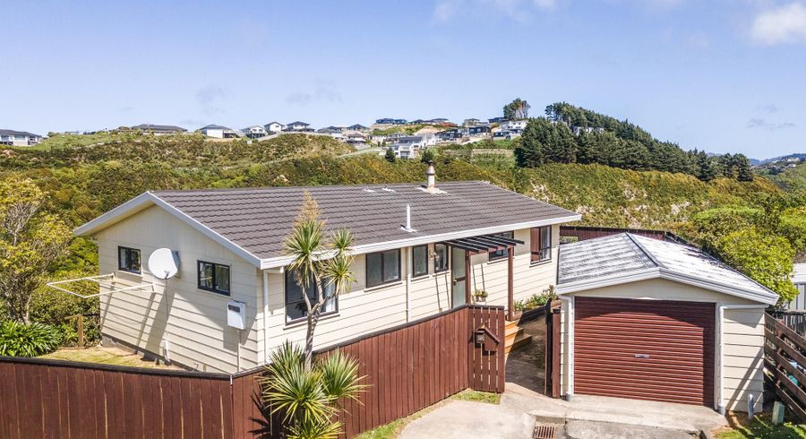  at 27 Evesham Place, Newlands, Wellington