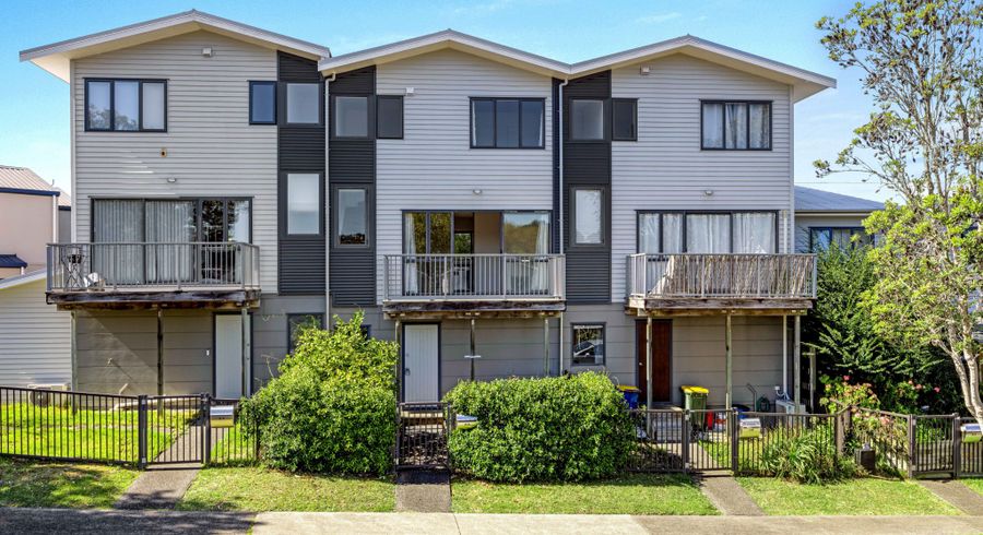 at 2/5 John Jennings Drive, Oteha, Auckland