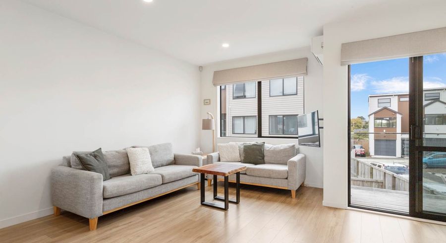  at 17 Bloom Crescent, Sunnyvale, Waitakere City, Auckland