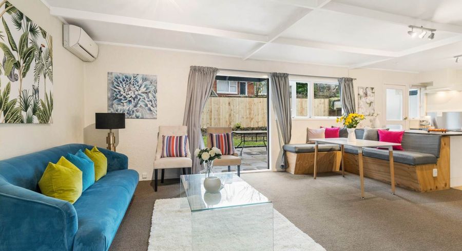  at 2/27 Lagoon Drive, Panmure, Auckland