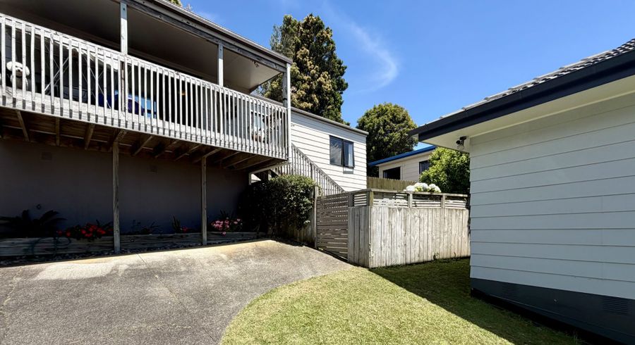  at 2/8 Sevilla Place, Unsworth Heights, North Shore City, Auckland