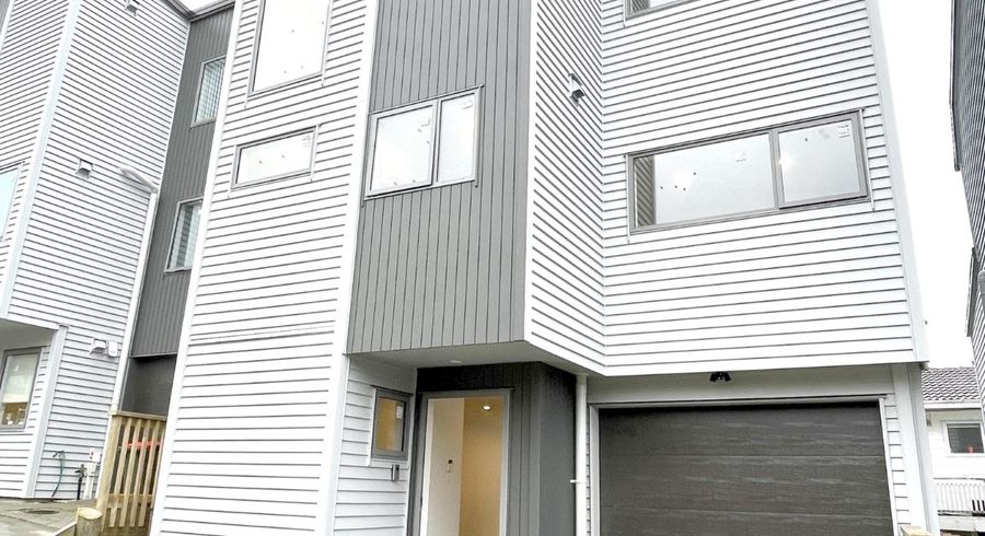  at 2/11 Celeste Place, Totara Vale, Auckland