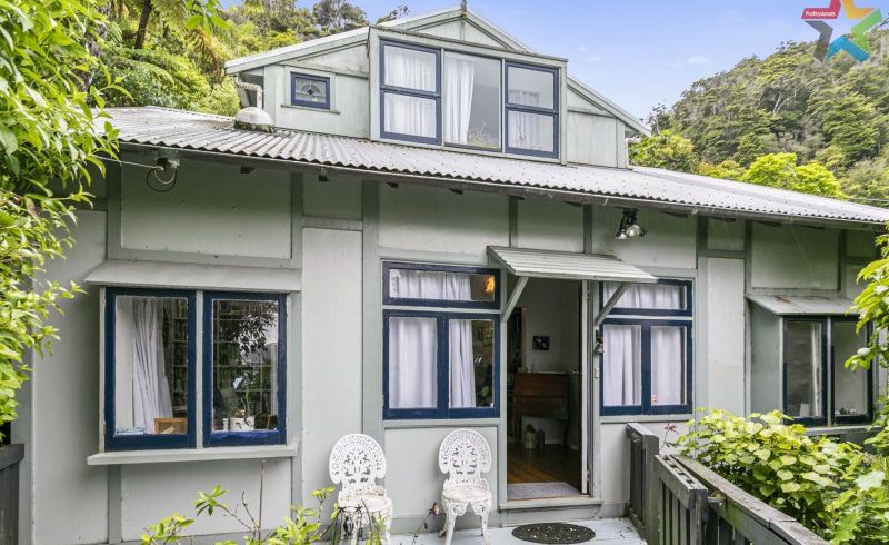  at 32 Ferry Road, Days Bay, Lower Hutt
