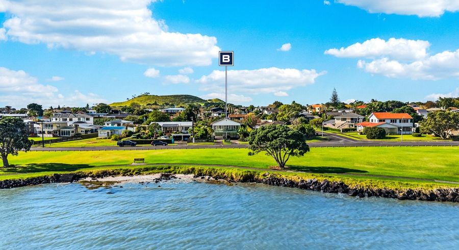  at 70 Kiwi Esplanade, Mangere Bridge, Manukau City, Auckland