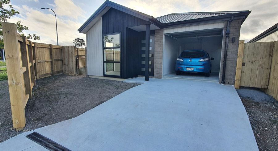  at 33 Red Hills Road, Massey, Waitakere City, Auckland