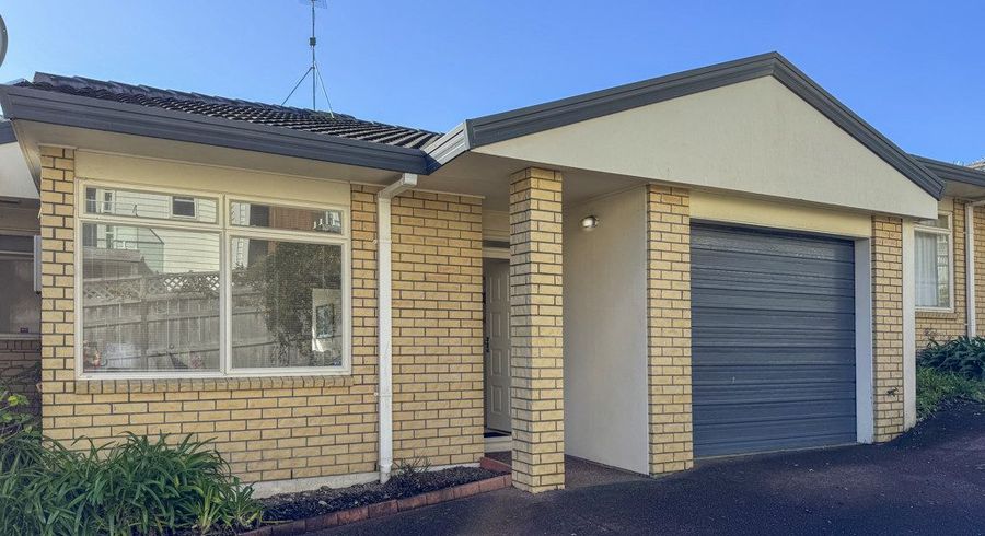  at 2/1 Gleanor Avenue, Oteha, North Shore City, Auckland