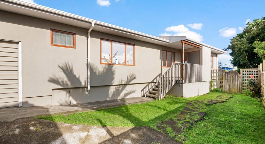  at 2/11 Shortt Avenue, Māngere Bridge, Auckland