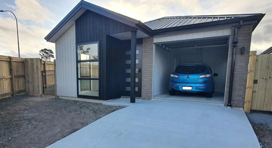  at 33 Redhills Road, Massey, Waitakere City, Auckland