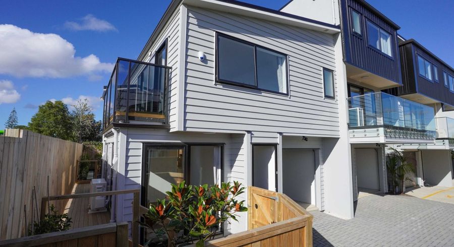  at 8/19 Kingdale Road , Henderson, Waitakere City, Auckland