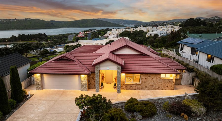  at 9 Hollyford Place, Aotea, Porirua, Wellington