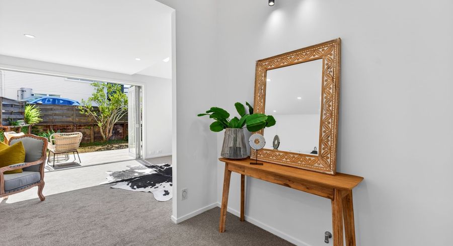  at 2/10 Windsor Place, Mairangi Bay, North Shore City, Auckland