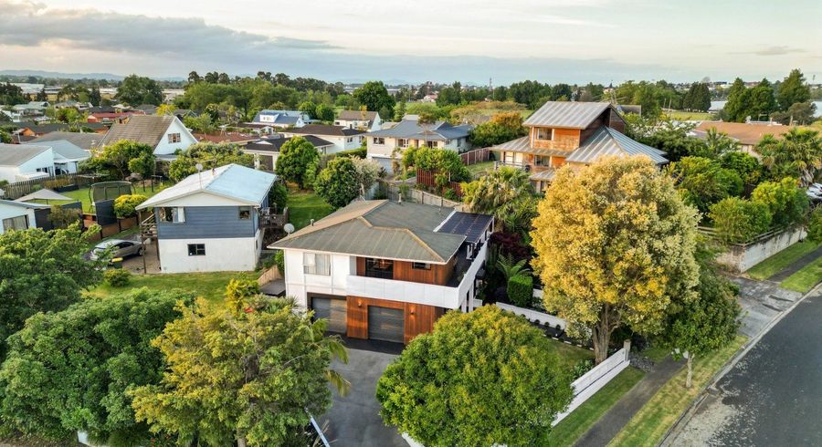 Free property data for 22 Gilbass Avenue, Hamilton Lake, Hamilton ...