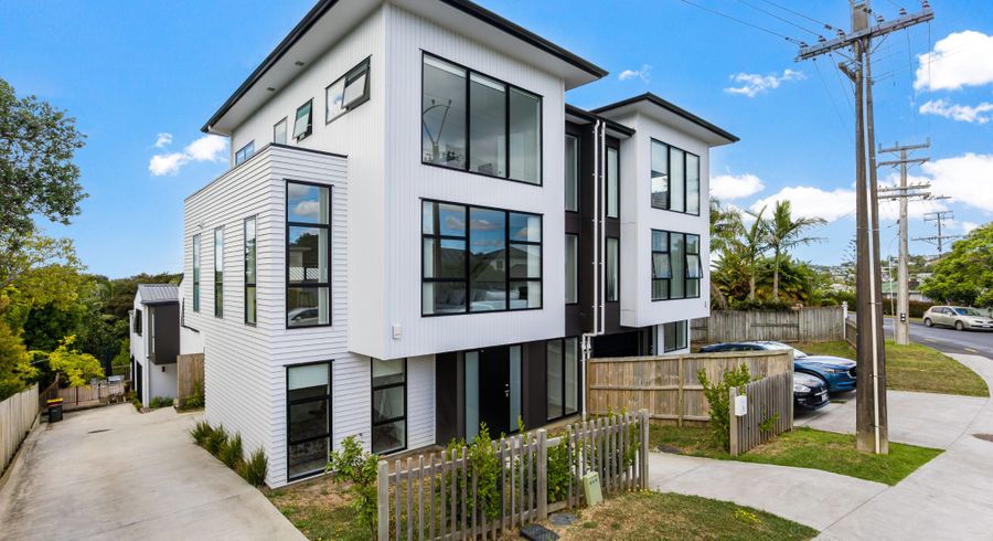  at 5 Merton Avenue, Glenfield, North Shore City, Auckland