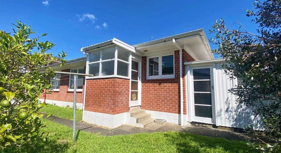  at 2/24 Inverness Road, Browns Bay, Auckland