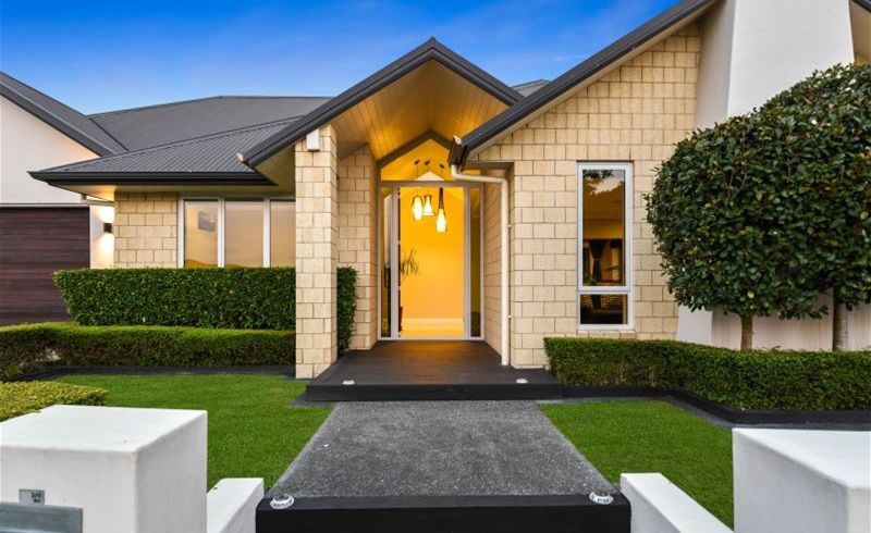  at 8 Connor Court, Huntington, Hamilton