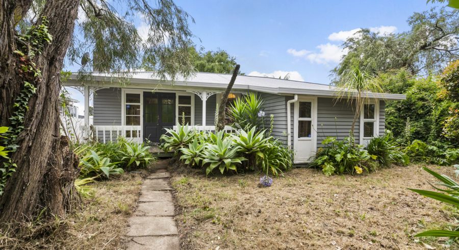  at 9 Kamaka Road, Mangere Bridge, Auckland
