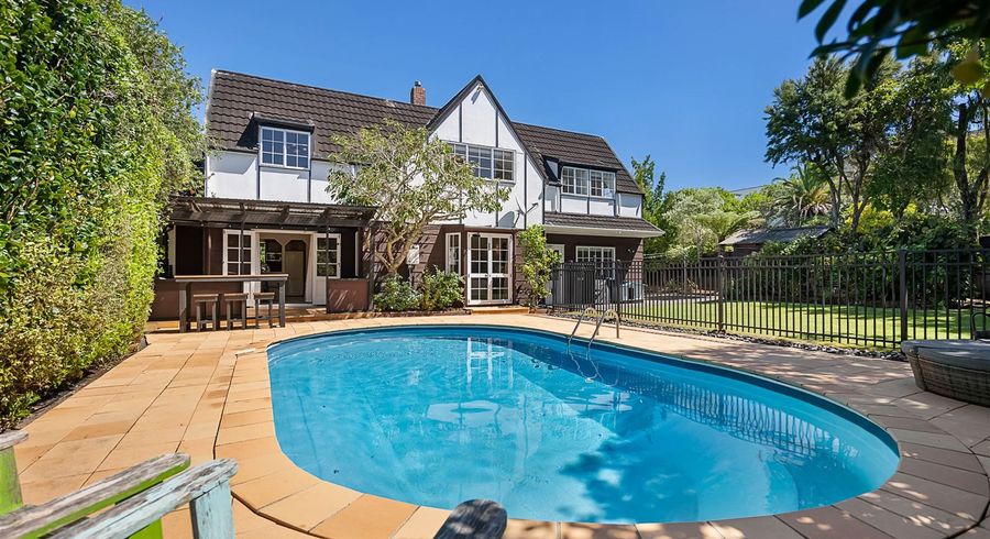  at 2 Fitzpatrick Place, Chatswood, Auckland