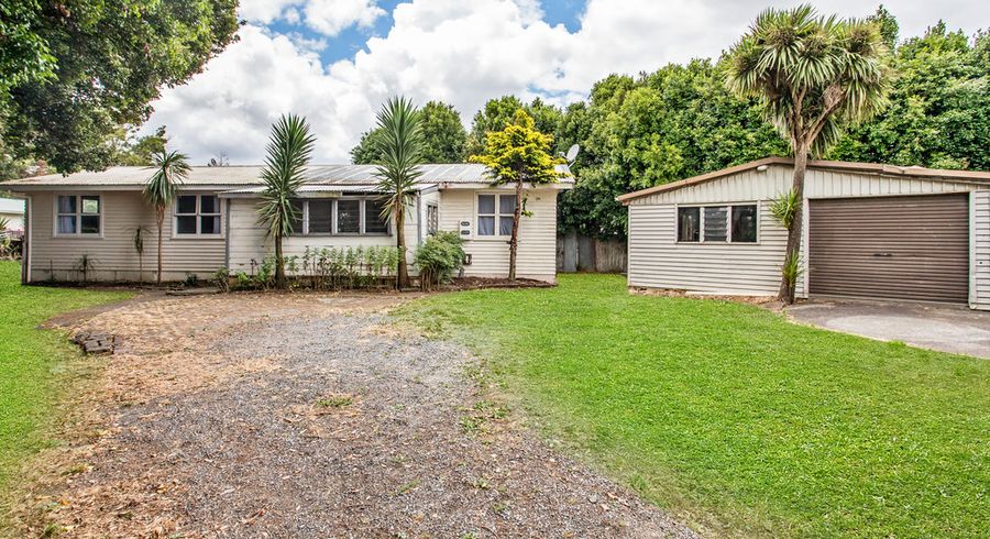 at 8 Harwell Place, Mangere, Auckland