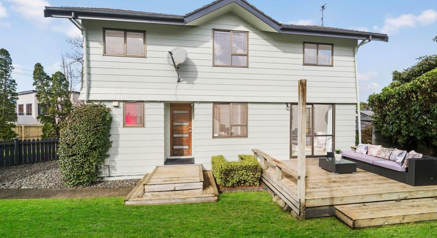  at 2/18 Manuka Road, Glenfield, Auckland