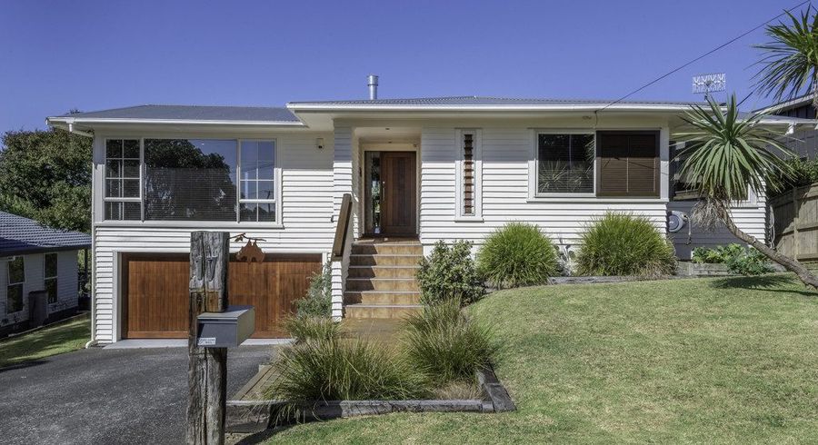  at 17 Beach Road, Mellons Bay, Auckland