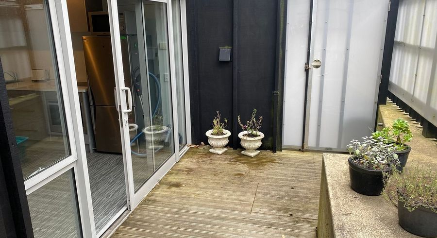  at 5C Salmont Place, Kelburn, Wellington