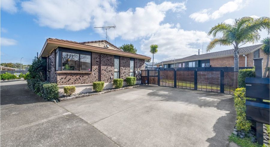  at 1/13 Parramatta Place, Botany Downs, Auckland
