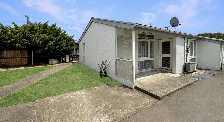  at 2/12 McFaddens Road, St. Albans, Christchurch City, Canterbury
