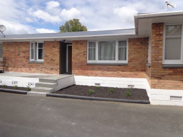  at 2/42 Lincoln Road, Henderson, Auckland