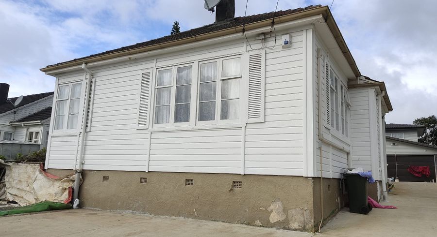  at 12 Howell Crescent, Mount Roskill, Auckland