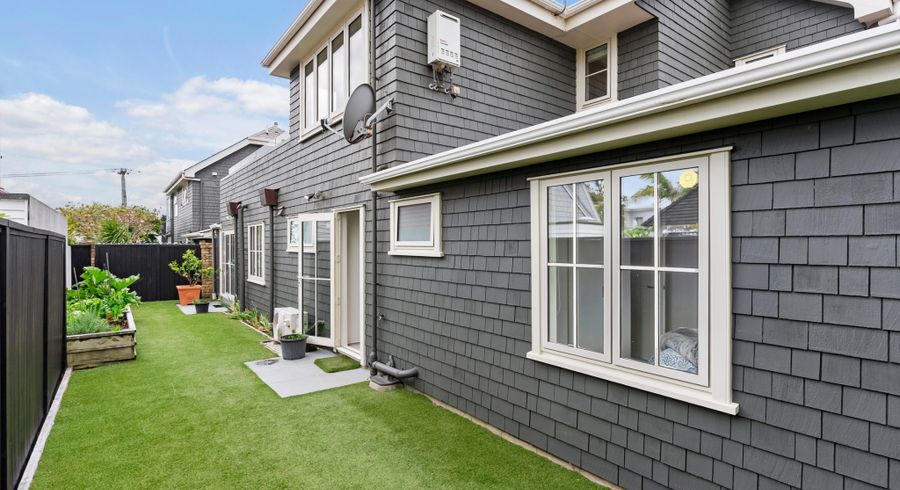  at 2/33 Ronaki Road, Mission Bay, Auckland City, Auckland