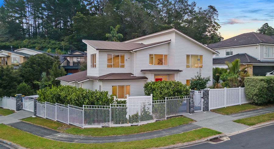  at 8 Wychwood Avenue, Henderson, Auckland