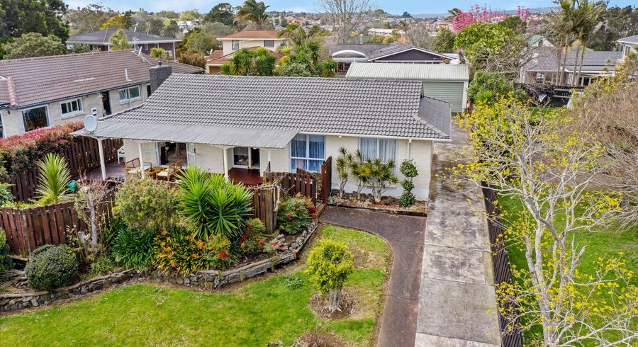  at 16 Booralee Avenue, Botany Downs, Auckland