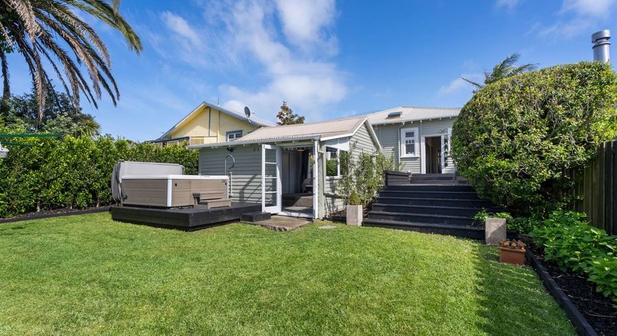  at 17 Warwick Avenue, Westmere, Auckland
