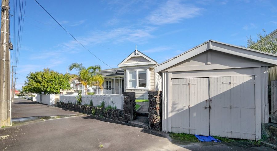  at 7 Waterview Road, Stanley Point, Auckland