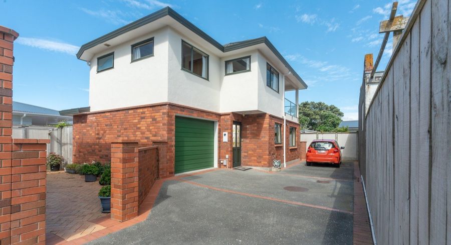  at 33 Argentine Avenue, Miramar, Wellington