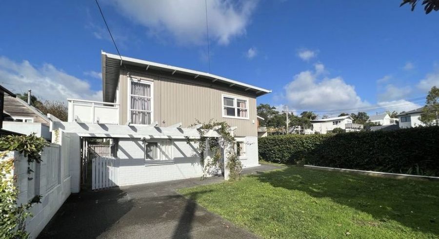  at 1/110 Saddleback Rise, Murrays Bay, North Shore City, Auckland
