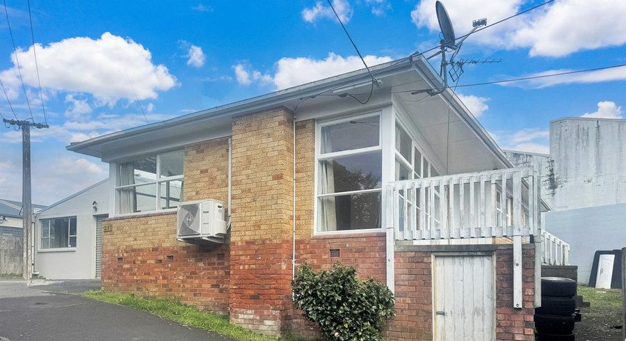  at 2/17 View Rd, Henderson, Waitakere City, Auckland