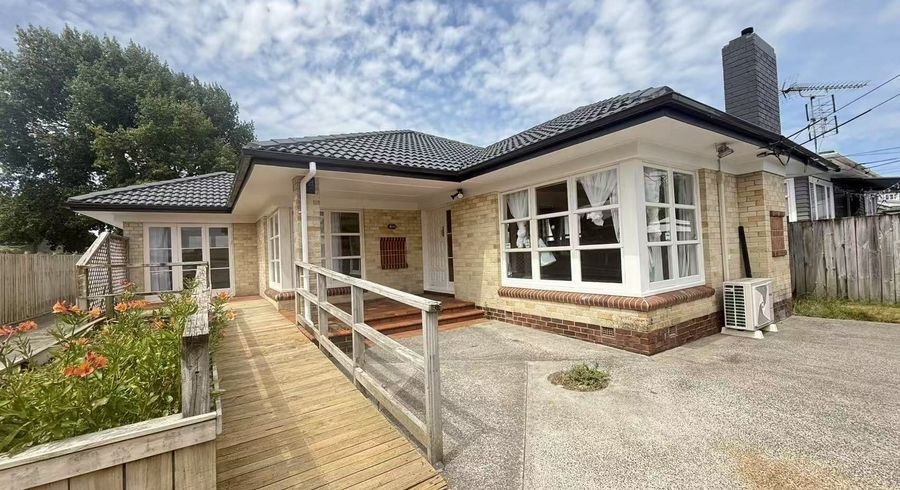  at 2/11 Church Road, Māngere Bridge, Auckland