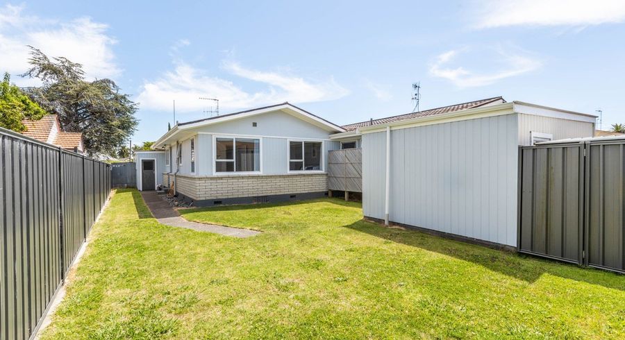  at 2/6 RUSSELL ROAD, MAREWA, NAPIER