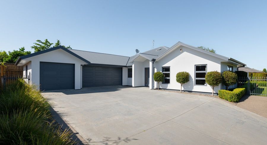  at 2 Compton Grove, Huntington, Hamilton