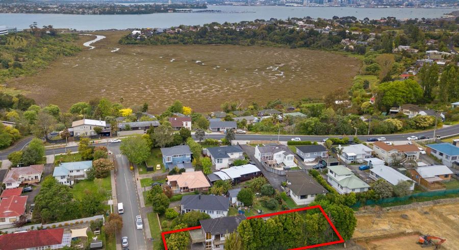  at 87 Tonar Street, Northcote, Auckland