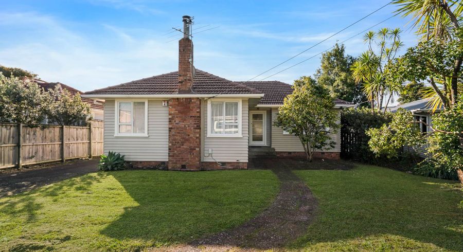  at 5 Fairdene Avenue, Henderson, Auckland
